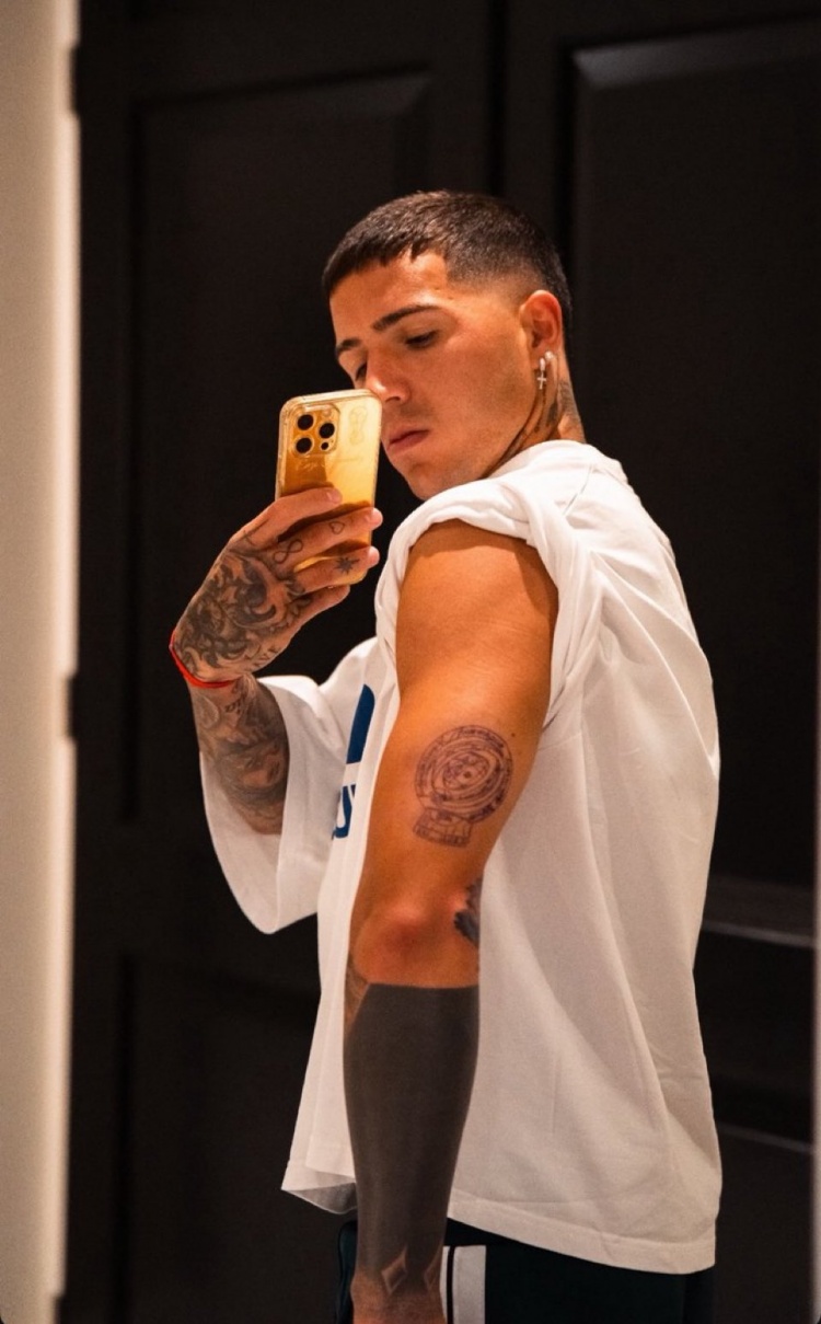 恩佐将切尔西世俱杯荣耀永久铭刻，臂间奖杯纹身见证历史时刻