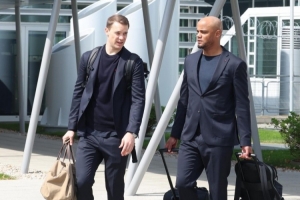 SABA沙巴体育-图片报：拜仁全队返回慕尼黑时神情严峻，仅埃贝尔一人露出笑容