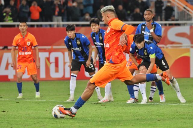 沙巴体育官网入口-【亚冠】李源一克雷桑进球对手乌龙 泰山3比1仁川